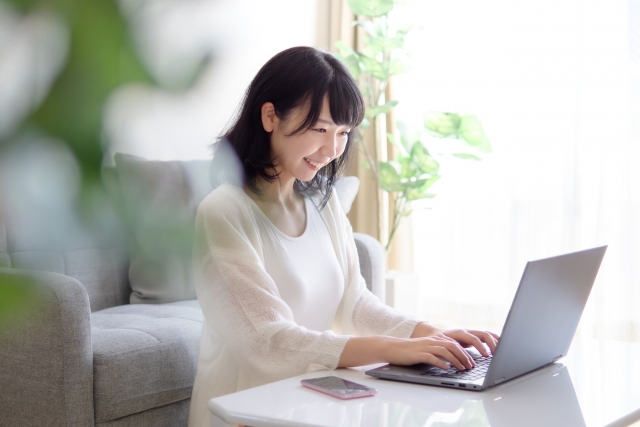 女性がパソコンを触る写真